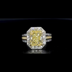 Bague Halo Diamant Jaune Classique avec Pierre Centrale Taille Radiant et Bande en Diamant de Laboratoire en Or Blanc 14K pour Mariage et Fiançailles - Product Image 4
