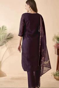 Ropa Étnica de Alta Gama para Boutiques y Diseñadores en Línea: Conjunto de Kurta con Lentejuelas Bordadas en Reyon Slub para Compradores Mayoristas - Product Image 6