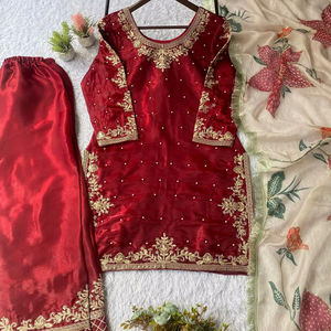 Exclusif et tendance pour la saison des mariages : notre ensemble en soie comprenant un haut brodé de sequins, un pantalon palazzo et un dupatta. - Product Image 1