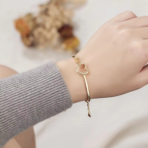 สร้อยข้อมือเพชรทรงอินฟินิตี้แบบเชื่อมต่อกันรุ่น Modern E VS1 สำหรับผู้หญิง พร้อมจี้ห้อยปรับขนาดได้ เพชรแล็บในทองคำบริสุทธิ์ 18K - Product Image 6