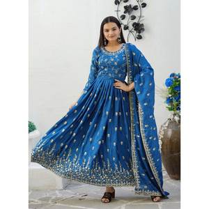 Robe en chinon brodée de fleurs avec des détails en sequins, magnifique pour les occasions de fête - Product Image 5