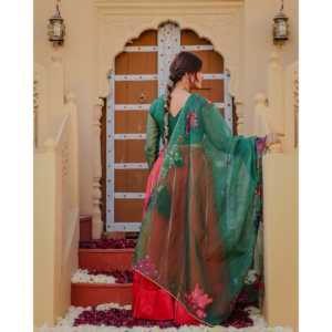 ชุดเลเฮนกาสีเขียวลายลิลลี่วาดด้วยมือ-ผ้าออร์แกนซ่า ไซส์ XS แขนสามส่วน สไตล์ดั้งเดิม สำหรับงานดิวาลี/งานแต่งงาน จัดส่งรวดเร็ว - Product Image 4