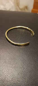 กำไลข้อมือทองเหลืองทำมือ Regal Radiance ปรับขนาดได้ เพื่อความหรูหราเหนือกาลเวลาและความสง่างามทันสมัย - Product Image 3