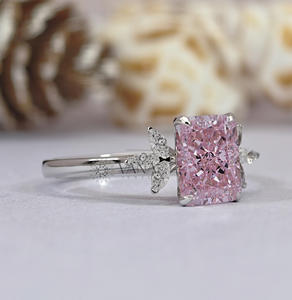 Anillo de Compromiso con Diamantes Radiantes en Forma de Catedral, Anillo de Plata de Ley con Baño de Rodio y Diamantes Radiantes en Corte Catedral para Mujer - Product Image 5