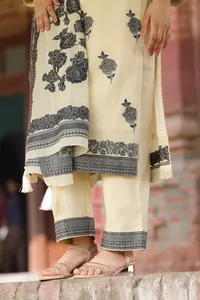 Colección de Verano Safaa TALAH - Tela de Algodón Premium Sin Coser para Vestidos |   Trajes Chikankari Tejidos con Motivos Florales al por Mayor - Product Image 2