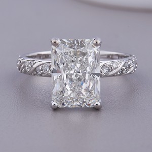Bague de fiançailles en diamant de laboratoire taille radiant certifié IGI avec bande pavé en or 18 carats - Product Image 1