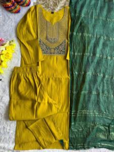 Ensemble Kurtis Pent Dupatta en soie romaine avec de magnifiques broderies et travail de sequins - Product Image 3