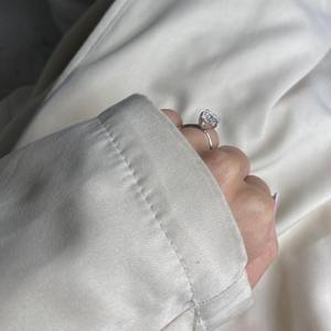 Anillo de Diamante Cultivado en Laboratorio con Corte Esmeralda de 7 Quilates _ Anillo de Compromiso en Oro de 18K _ Diseño Minimalista Elegante _ Certificado IGI F - VVS2 - Product Image 5