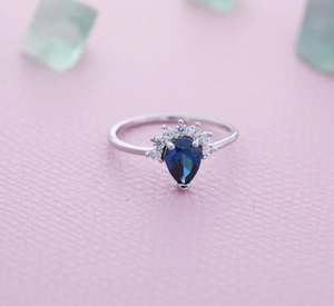 แหวนเงินแท้ 925 ชุบทอง 14k ดีไซน์มงกุฎวินเทจ ประดับพลอยแซฟไฟร์ทรงลูกแพร์และเพชร CZ สำหรับเดือนกันยายน เหมาะสำหรับงานหมั้นและงานแต่งงาน - Product Image 2