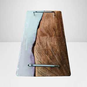 Plateau de service en bois d'acacia à bords naturels et résine époxy avec poignées métalliques de qualité supérieure pour cuisine et salon contemporains - Product Image 2