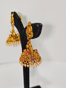 Pendientes Antiguos de Oro Sólido de 22k con Motivo de Lakshmi Hechos a Mano, Joyería de Boda con Esmeraldas Verdes y Perlas Naturales - Product Image 2