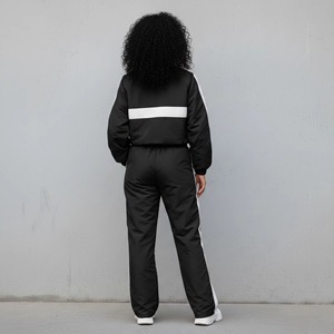 Conjunto Deportivo de 2 Piezas para Mujer con Logotipo Personalizado: Pantalones Anchos y Sudadera con Cierre de Media Cremallera - Product Image 2