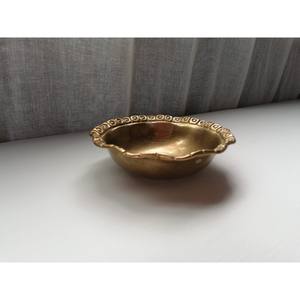 El tazón de latón para servir, muy popular, es una inversión en la belleza atemporal de la cocina. El brillo del latón crea una presentación cautivadora. - Product Image 4