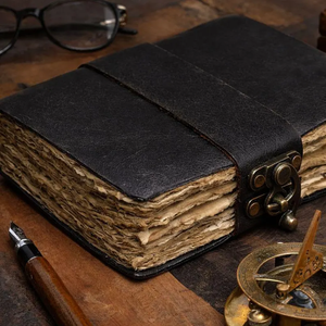 Carnet artisanal en cuir fait main, reliure rustique, cousu main, papier vintage à bords festonnés sans acide pour une utilisation durable - Product Image 1