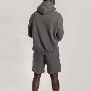 Conjunto de sudadera con capucha y pantalones cortos para hombre, estilo moderno, con tela flexible para uso activo y casual. - Product Image 4