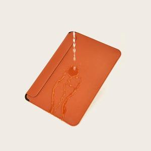 Funda Personalizable y Duradera para Laptop MacBook Air de Cuero Genuino con Logotipo Personalizado, Set de Escritorio LS-0262 - Product Image 3