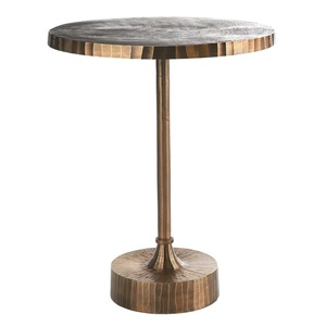 Mesa de latón robusta hecha a mano por artesanos expertos, ideal para añadir un toque real y una riqueza cultural a la decoración de interiores del hogar. - Product Image 1