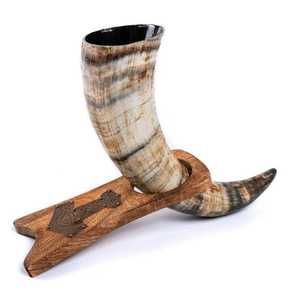 Cuerno Vikingo Artesanal Ecológico y Duradero para Beber, Cuerno Auténtico de Buey/Búfalo, Copa para Cerveza con Borde de Latón y Punta de Lobo Nórdico - Product Image 1