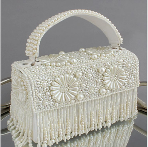 Sac vintage à franges de perles avec broderie florale et une poignée robuste en perles, disponible à prix de gros. - Product Image 1