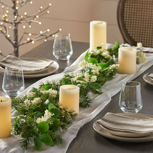 Ghirlanda Artificiale di Eucalipto da 1,5 m con Bacche, Decorazione Natalizia per Interni ed Esterni, per Cancello del Giardino e Porta d'Ingresso, per Casa e Muro - Product Image 1