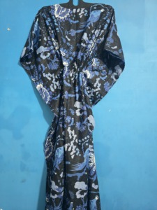 Kaftan en coton fait main grande taille, taille naturelle, écologique, ample, col en V, imprimé floral, pour la plage, la détente et la nuit - Product Image 4