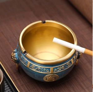 Cendrier rond en métal bleu sarcelle et or traditionnel avec décorations classiques en relief, disponible à prix de gros. - Product Image 1