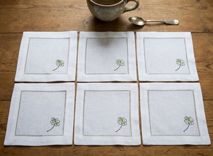 Serviette de cocktail carrée moderne en coton brodé personnalisée, motif feuille porte-bonheur, 6x6 pouces, durable, réutilisable, avec ourlet festonné, pour la maison et la restauration - Product Image 4