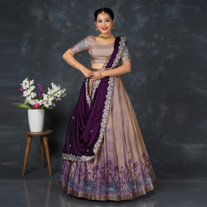 Lehenga Choli en Soie Banarasi Traditionnel pour Mariage et Bal de Promo, Longueur Ras du Sol, Tissage Floral Intriqué, Élégant, Coupe Évasée, Blouse Ornée - Product Image 1