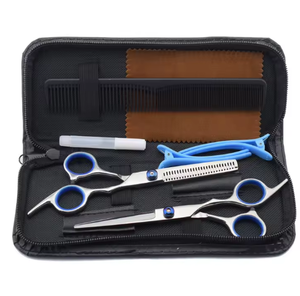 Kit de Tijeras de Peluquería de Alta Calidad en Color Plateado, 6 Piezas, Hermosos Kits de Peluquería con Estuche de Cuero con Cierre - Product Image 1