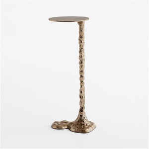 Table d'appoint martelée artisanale, avec piétement sculptural fin, plateau rond, base stable, gain de place, pièce d'exception pour intérieurs de luxe - Product Image 4