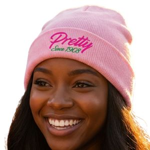Gorro de Invierno de Punto Rosa AKA Pretty Since 1908, Gorro Suave y Elástico con Bordado de la Hermandad Griega para Mujer - Product Image 4