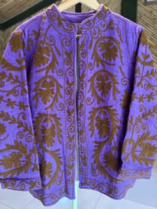 Blouson bomber brodé à la main unisexe |   Coton tricoté brodé de fleurs violettes pour l'automne/hiver |   Écologique Bohème Ethnique - Product Image 4