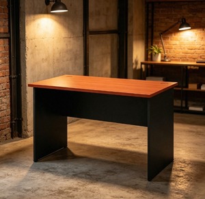 Bureau de travail rectangulaire moderne réglable avec plateau en bois et pieds noirs, design minimaliste autoportant, mobilier commercial - Product Image 1