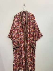 Longue robe kimono en soie style bohème, idéale pour les festivals et comme cache-maillot - Product Image 1