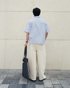 เสื้อเชิ้ตเดรสผู้ชายแขนสั้นทรงบ็อกซี่ ผ้าคอตตอนถัก 100% ระบายอากาศได้ดี สไตล์ลำลอง ธุรกิจ  สำหรับฤดูใบไม้ร่วง สีคอฟฟี่ไลน์  รับตัดเย็บตามแบบ - Product Image 4