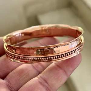 Brazalete Ajustable de Cobre Martillado Hecho a Mano - Joyería Ayurvédica de Lujo para Hombres y Mujeres, Personalizable, Regalo para el Día de la Madre o Graduación - Product Image 1