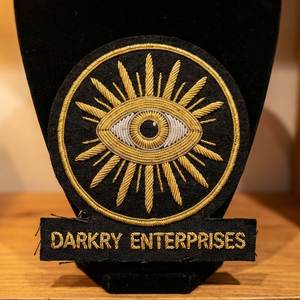 Insignia Masónica Personalizada Bordada a Mano con Hilo Metálico, Parche de Fieltro Negro con Ojo que Todo lo Ve y Rayos del Sol - Product Image 1