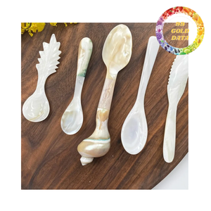Cuchara Artesanal de Nácar con Elegante Diseño de Concha, Regalo de Lujo Hecho a Mano para Bodas y Eventos Especiales - Product Image 3