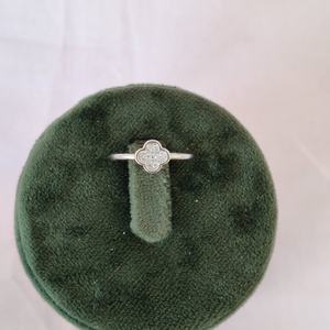 Anillo de Plata de Ley 925 Revalia con Flor de Trébol y Circonita Cúbica para Mujer, Elegante, Minimalista, Acabado Pulido, Regalo de Boda, Joyería - Product Image 4