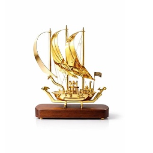 Modèle de bateau à voile artisanal en métal Golden Horizon avec base en bois, décoration nautique de luxe pour la maison, finition dorée - Product Image 1