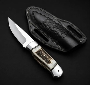 Cuchillo de caza con hoja de acero inoxidable y mango de hueso, en funda de cuero negro. - Product Image 1