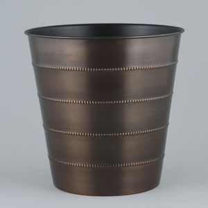 Macetero moderno de metal, fabricado con precisión y acabado de alta calidad, perfecto para exhibir plantas naturales en cualquier entorno decorativo. - Product Image 5