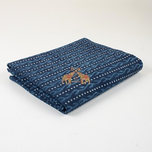 Tissu imprimé en coton indigo 100% naturel et biologique, magnifique tissu bleu pour robes et chemises pour femmes et filles - Product Image 3