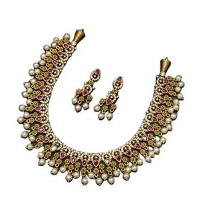 Conjunto de collar chapado en oro con incrustaciones de rubíes y esmeraldas al estilo tradicional afgano Kuchi Guttapusalu - Product Image 4