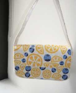 Sac à bandoulière artisanal en perles de verre avec motif floral, impression numérique, bordure orange, forme personnalisée, fleurs roses et feuilles vertes, idéal pour les voyages - Product Image 1