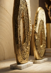 Sculpture en tôle métallique faite à la main avec base en marbre blanc, finition plaquée or, design en relief, objets décoratifs - Product Image 4
