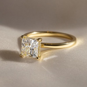 Bague de mariage et d'anniversaire minimaliste en or jaune massif 14 carats, sertie de diamant solitaire taille princesse 2,50 carats, certifiée IGI, monture à griffes, faite à la main - Product Image 2