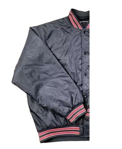 Chaqueta Bomber Negra de Satén para Hombre, Cuello Alto, Puños con Raya Roja, Cierre de un Solo Botón, Estilo Deportivo, Resistente al Viento - Product Image 3