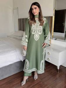 Nueva Colección de Diseñador para Mujer: Top de Seda Chinon con Bordado de Hilo Grueso y Pantalones Palazzo con Dupatta de Encaje de Algodón Georgette - Product Image 1