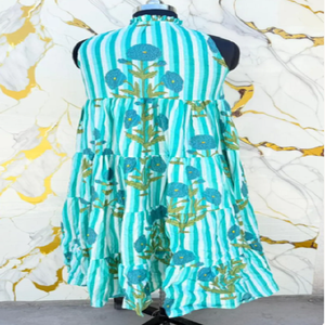 Robe en coton motif jardin turquoise, motif artisanal brodé, formes superposées, textile respirant, simple, longueur ras du sol, sans manches - Product Image 4